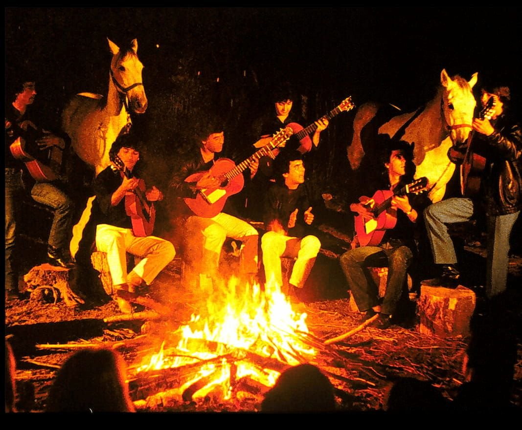 Captation photo du tournage d'un clip musical avec un feu en Camargue